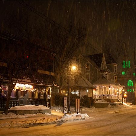 Au Coeur De Saint-Sauveur Bed & Breakfast Bagian luar foto