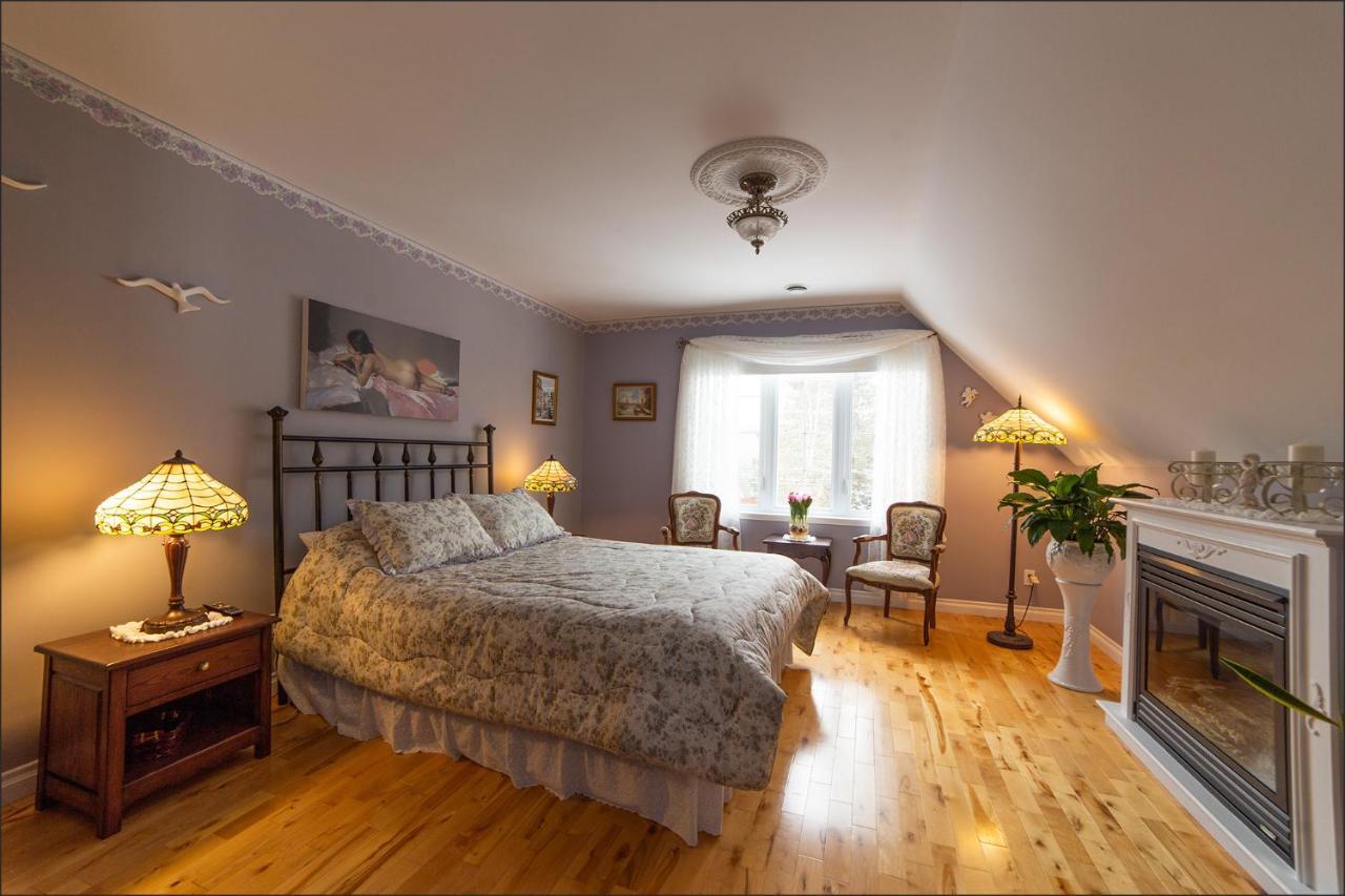 Au Coeur De Saint-Sauveur Bed & Breakfast Bagian luar foto