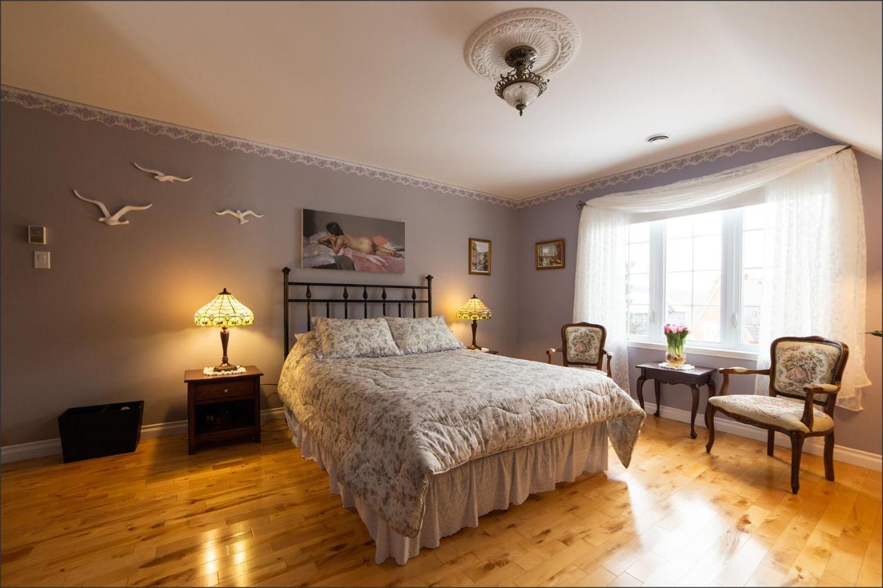 Au Coeur De Saint-Sauveur Bed & Breakfast Bagian luar foto