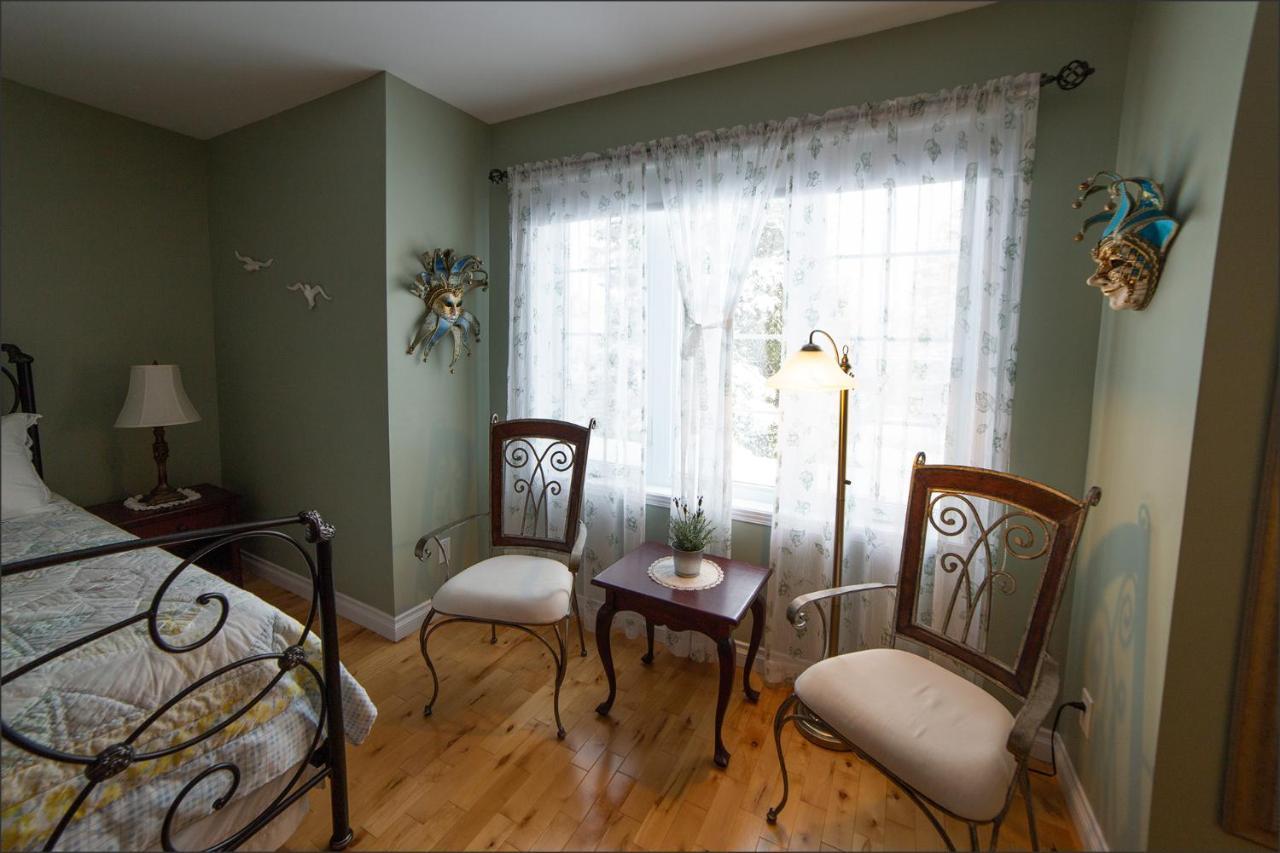 Au Coeur De Saint-Sauveur Bed & Breakfast Bagian luar foto