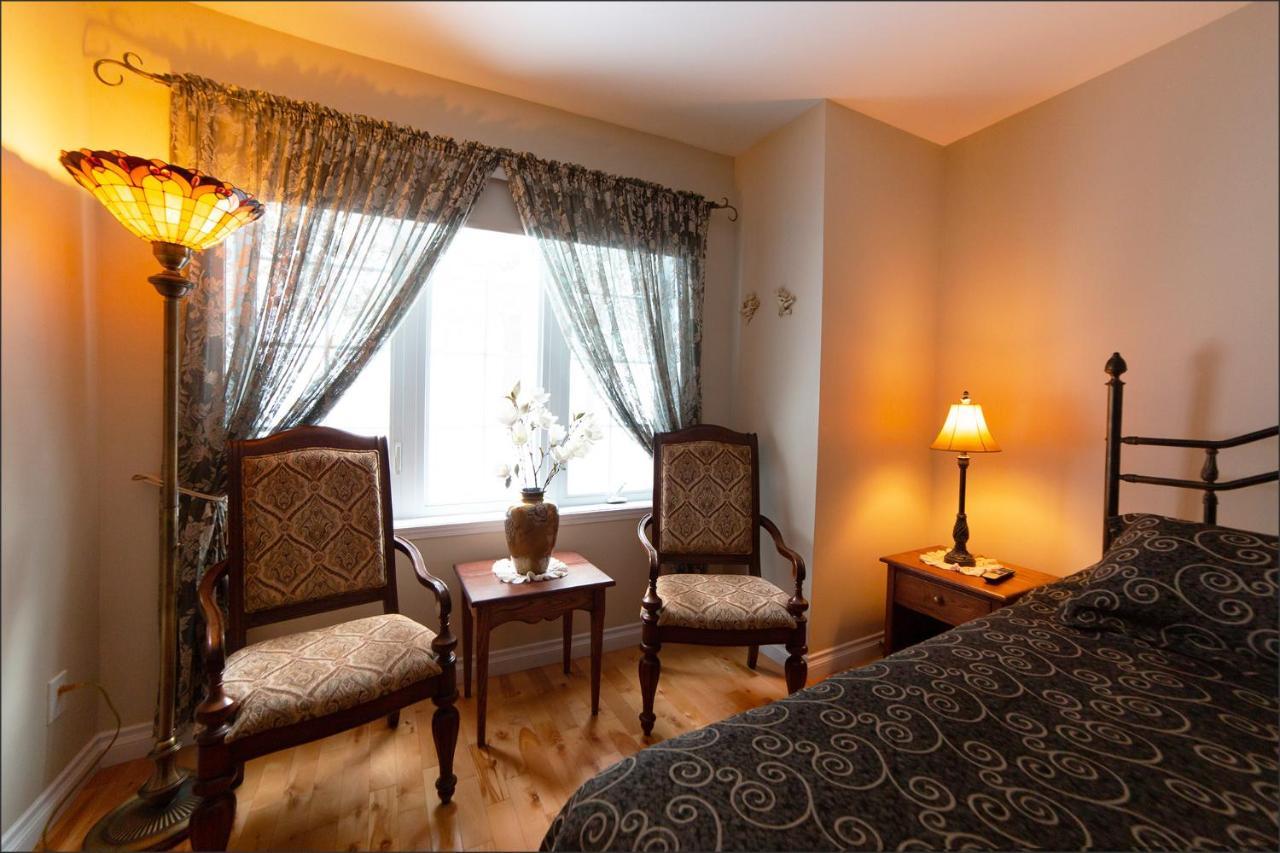 Au Coeur De Saint-Sauveur Bed & Breakfast Bagian luar foto